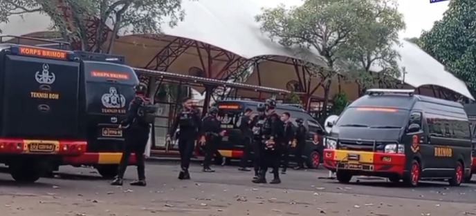 Tim Gegana Polda Metro Jaya melakukan olah TKP di Mentari Intercultural School Bintaro Parigi Baru, Kec. Pd. Aren, Kota Tangerang Selatan, Banten, Selasa (7/10). (X@RadioElshinta)